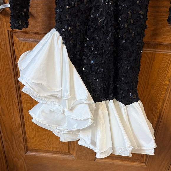 1990 Vintage Black Sequin Dress with White Ruffle Hem Junior Size 7 - Picture 6 of 9